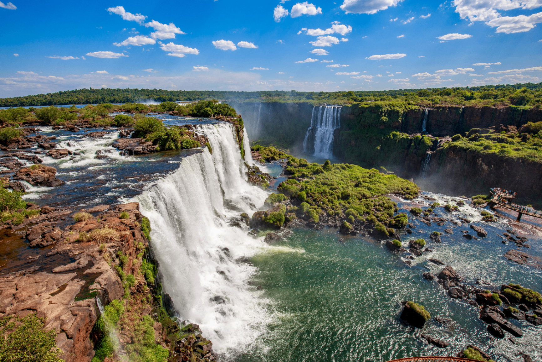Cataratas do Iguaçu vistas do alto com arco-íris